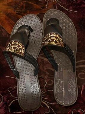 Women’s Black Sandal Thongs with Decorative Gold Accent